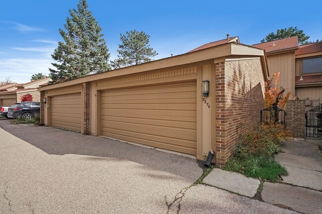 Building Photo - Available now 11/17/23 3 BED / 2.5 BATH CO...