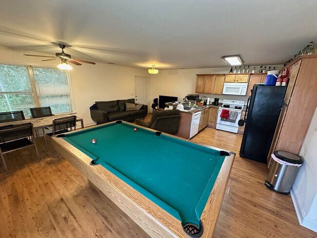 Foto del edificio - Three Bedroom Off MLK Pre-Leasing