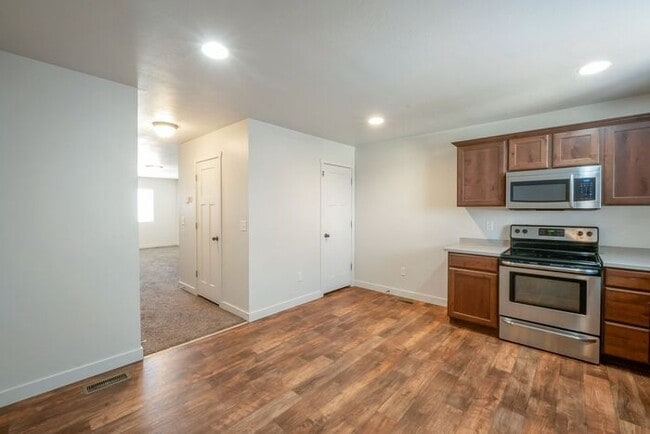 Building Photo - Beautiful 3 Story Vineyard Townhome