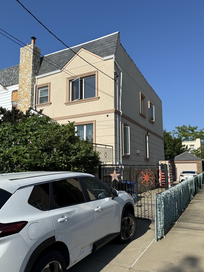 Building Photo - 162 Mackenzie St
