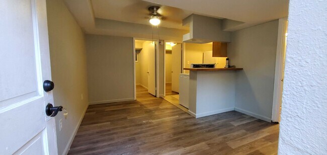 Building Photo - Renovated 2 Bedroom-Move Now