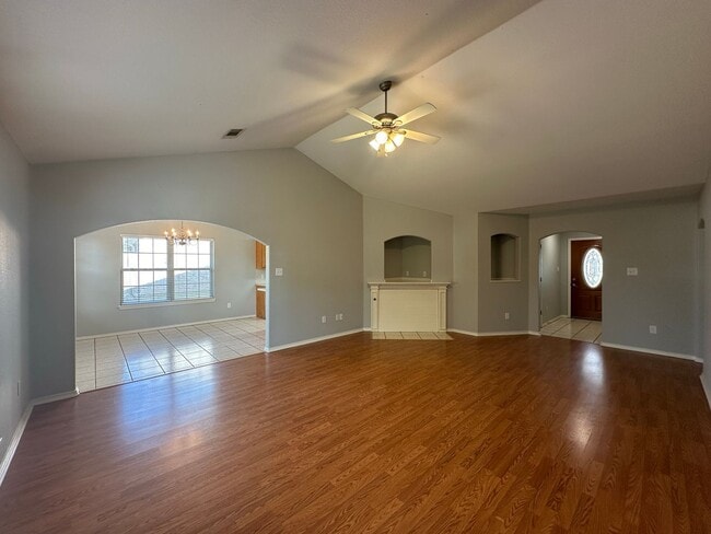 Foto del edificio - Beautiful 3 Bed 2 Bath Home w/ 2-Car Garage