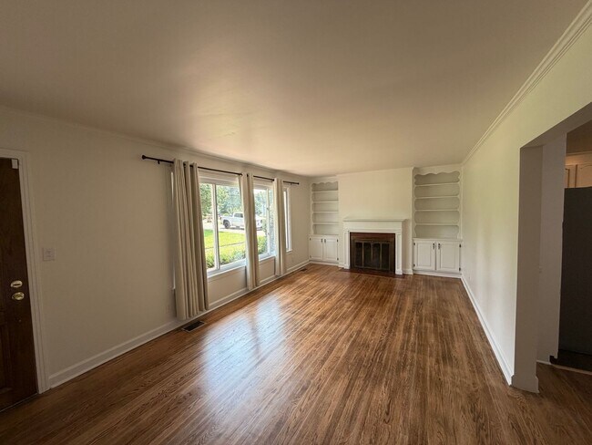 Building Photo - 2 bedroom, 1 bath home near Harding Place