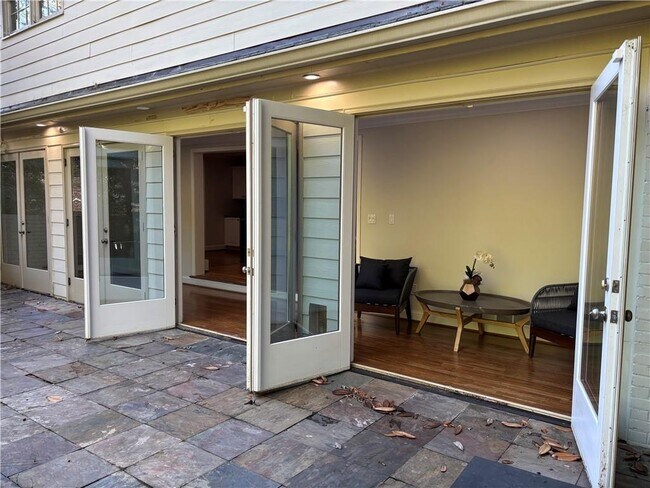 Foto del edificio - 45 Blackland Rd NW