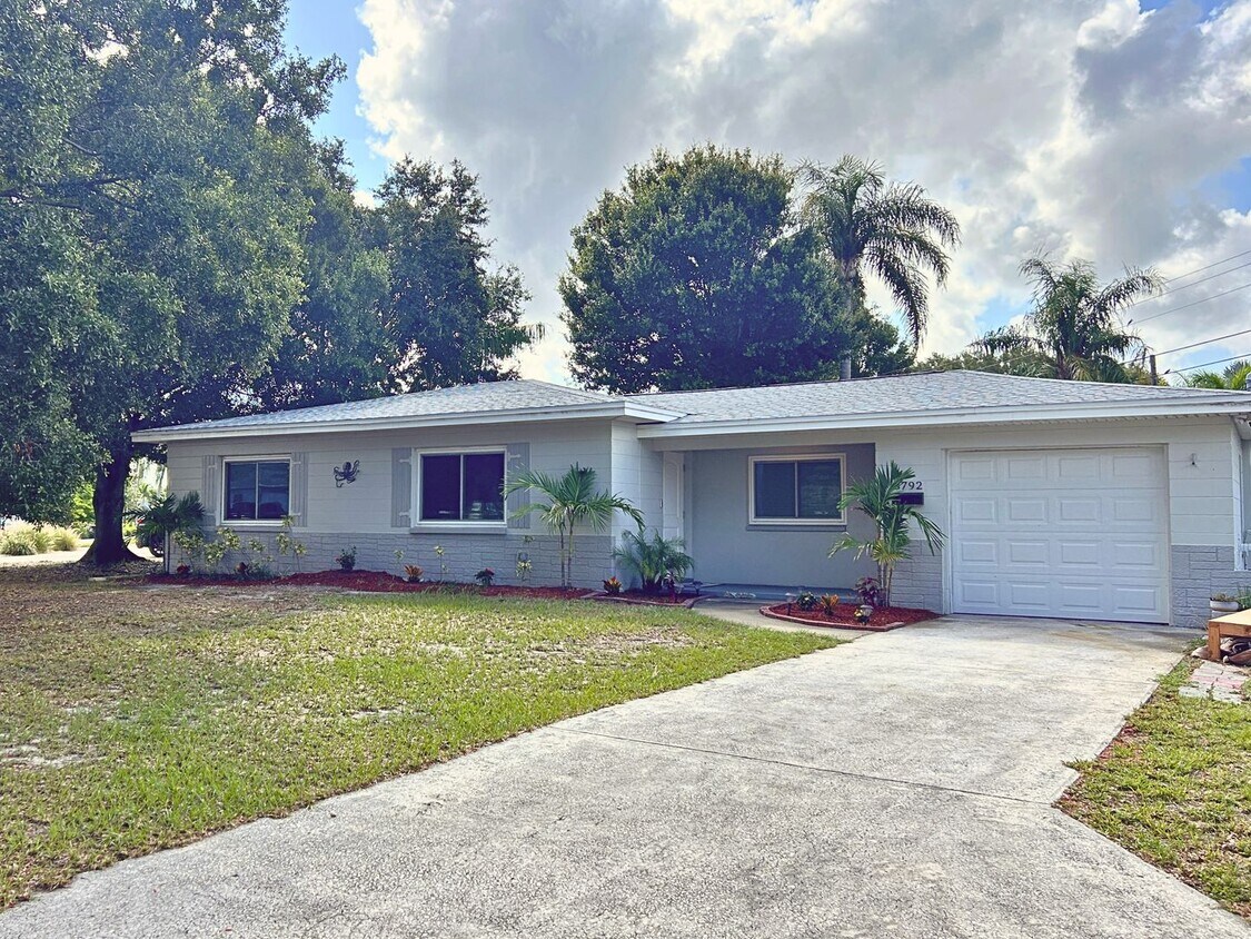 Foto principal - Renovated Home with Open Layout and Prime ...