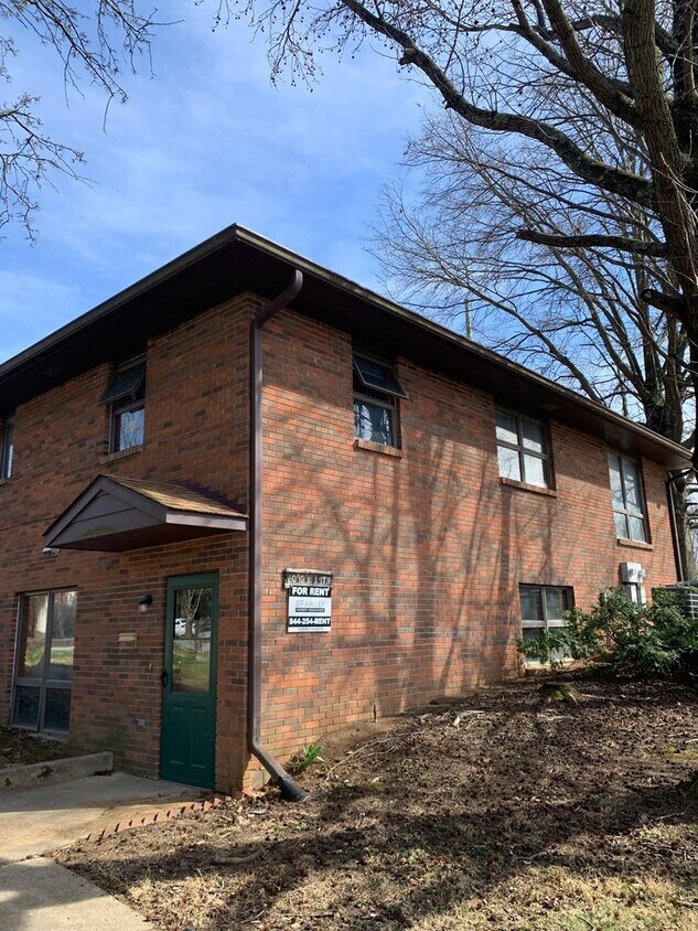 Foto principal - ***AUGUST 2027*** Lower Level 2 bedroom, 2...