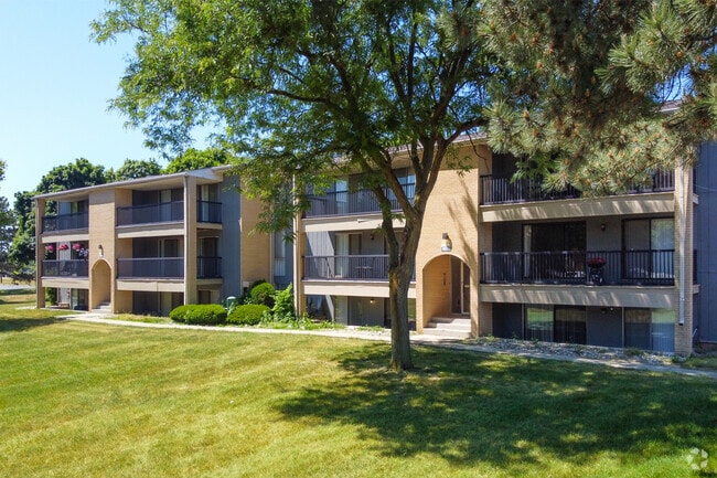 Building Photo - The Waverly on the Lake