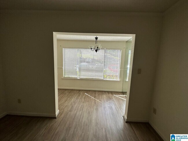 Building Photo - 401 Skyview Dr
