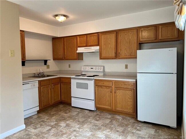 Building Photo - 74 Aspetuck Vlg