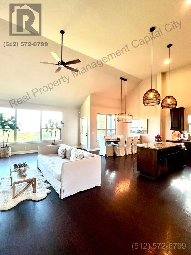 Foto del edificio - Stunning 4-Bedroom & 3 Bathroom Home with ...