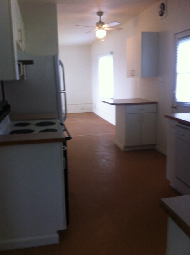 Building Photo - Tidy 2 bedroom 1 bath with fenced backyard