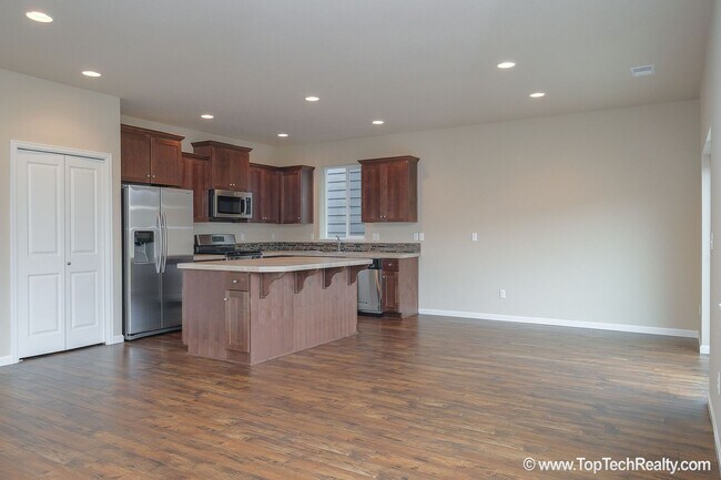 Foto del edificio - Spacious 4-Bedroom + Office Home in Abbey Creek – Modern Finishes, EV Charger & Low-Maintenance B...