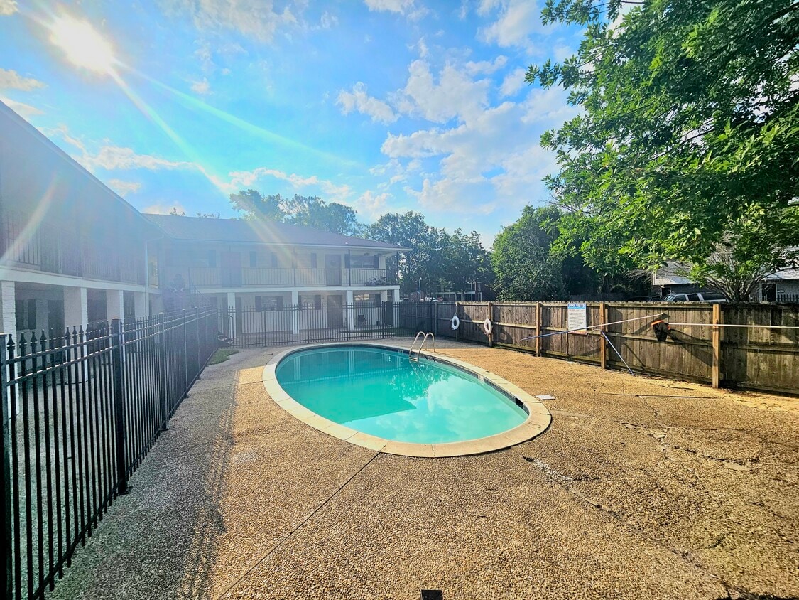 Camelot Apartments Apartments in Baton Rouge, LA
