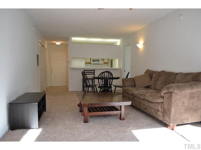 Foto del edificio - Room in Condo on Collegiate Cir