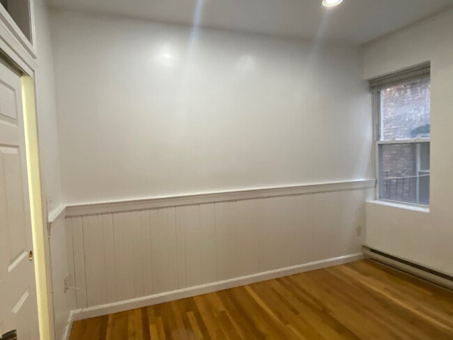 Foto del edificio - Large updated, sunny 3 bed in the heart of...