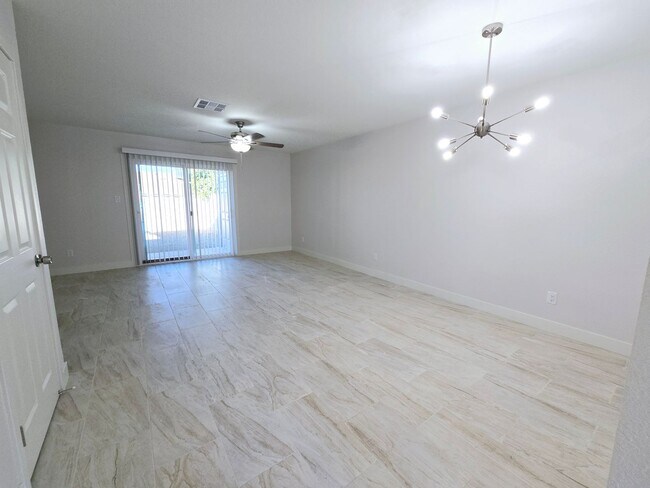 Foto del edificio - BEAUTIFULLY RENOVATED TOWNHOME! 3BD/2B SIN...