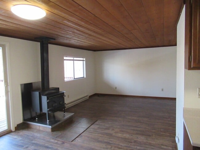Building Photo - 3 Bedroom Duplex on the River!