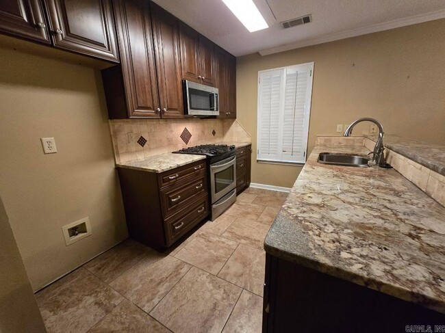 Building Photo - 3313 Henson Pl