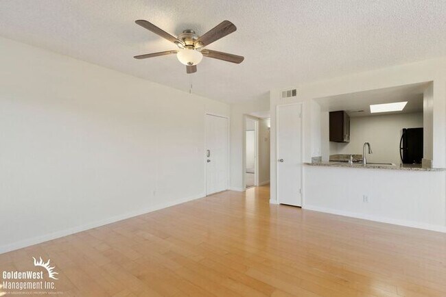 Building Photo - Beautiful 2Bda 2Ba Condo with Fireplace in Scottsdale!