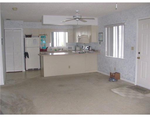 Building Photo - 2/2 Private 2nd Floor with Lovely Screened...