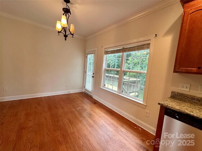 Foto del edificio - 3351 Robinwood Rd