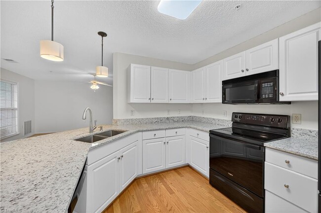 Foto del edificio - 2221 Delaney Dr