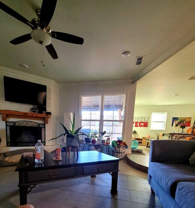 Foto del edificio - FOR LEASE - 3/2/2 - WEST LUBBOCK HOME