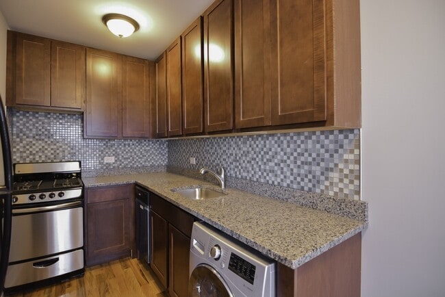 Building Photo - 555 W Arlington