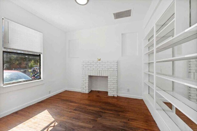 Foto del edificio - 3509 Pinewood Ave