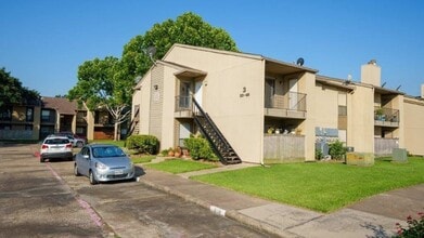 Building Photo - 3300 Pebblebrook Dr