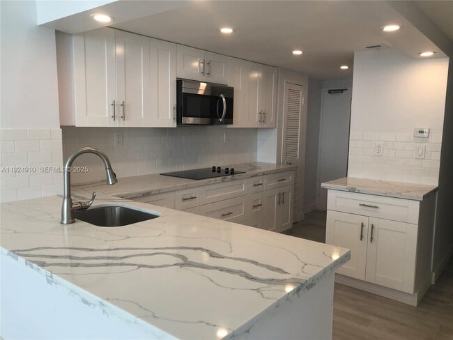 Foto del edificio - 905 Brickell Bay Dr