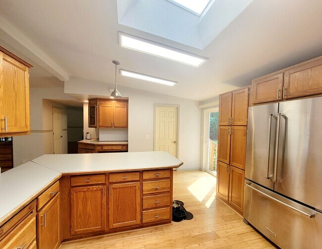 Foto del edificio - Spacious 3 bed home on expansive lot in Po...