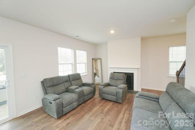 Foto del edificio - 8140 Clairwood Dr