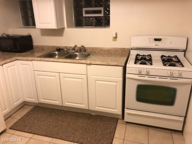 Building Photo - 1 br, 1 bath Apartment - 4 garden alley