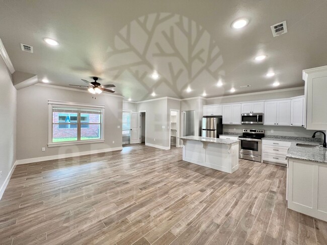 Building Photo - 579 Bradford Dr