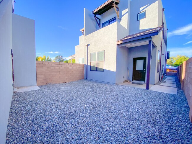 Foto del edificio - 844 Tijeras Ave NW