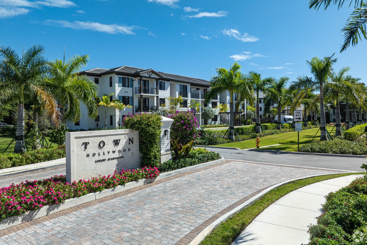 Primary Photo - Town Hollywood