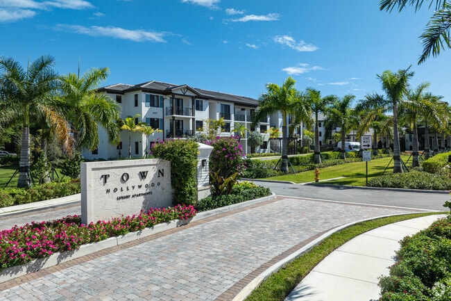 Building Photo - Town Hollywood Building Photo - Town Hollywood