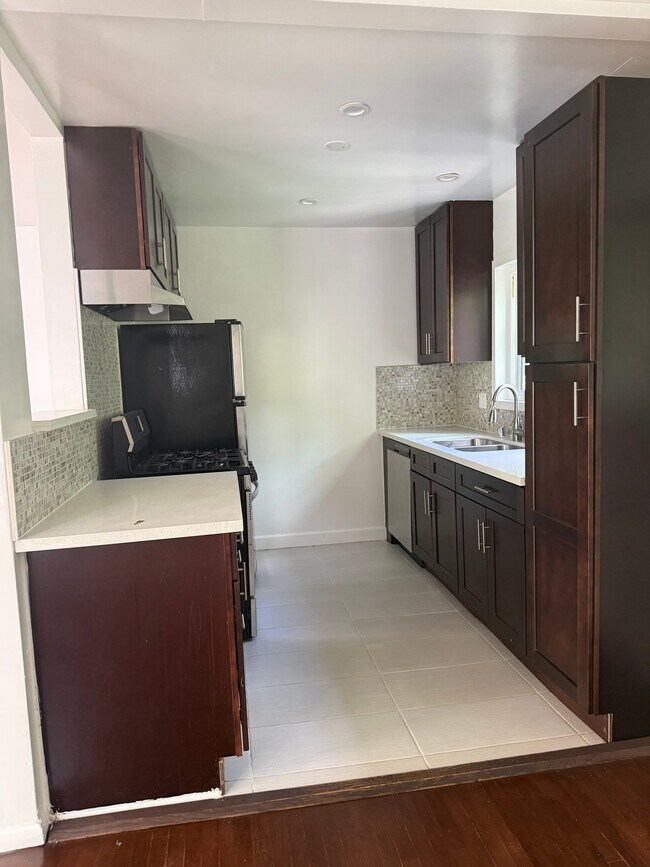 Foto del edificio - 1231 N Formosa Ave