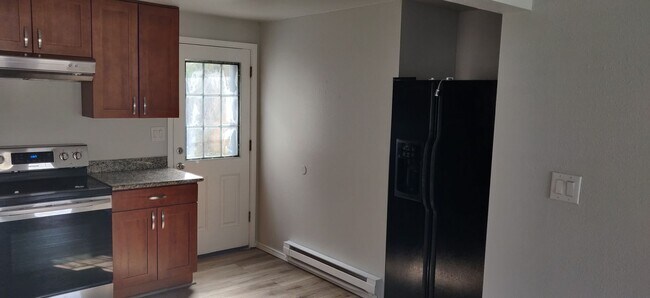 Building Photo - Open Floor Plan Duplex in Quiet Neighborhood!