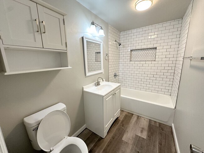 Foto del edificio - Updated 2 Bed 1 Bath - Large Carport and G...