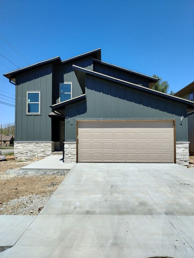 Foto principal - New 3 Bedroom 2.5 Bathroom Springfield Home