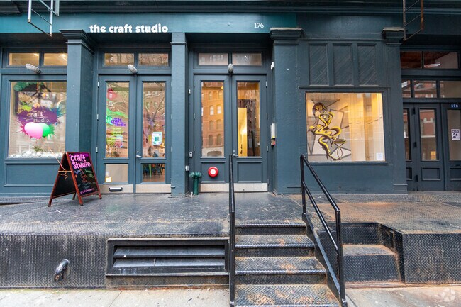 Entrance - 176 Duane St