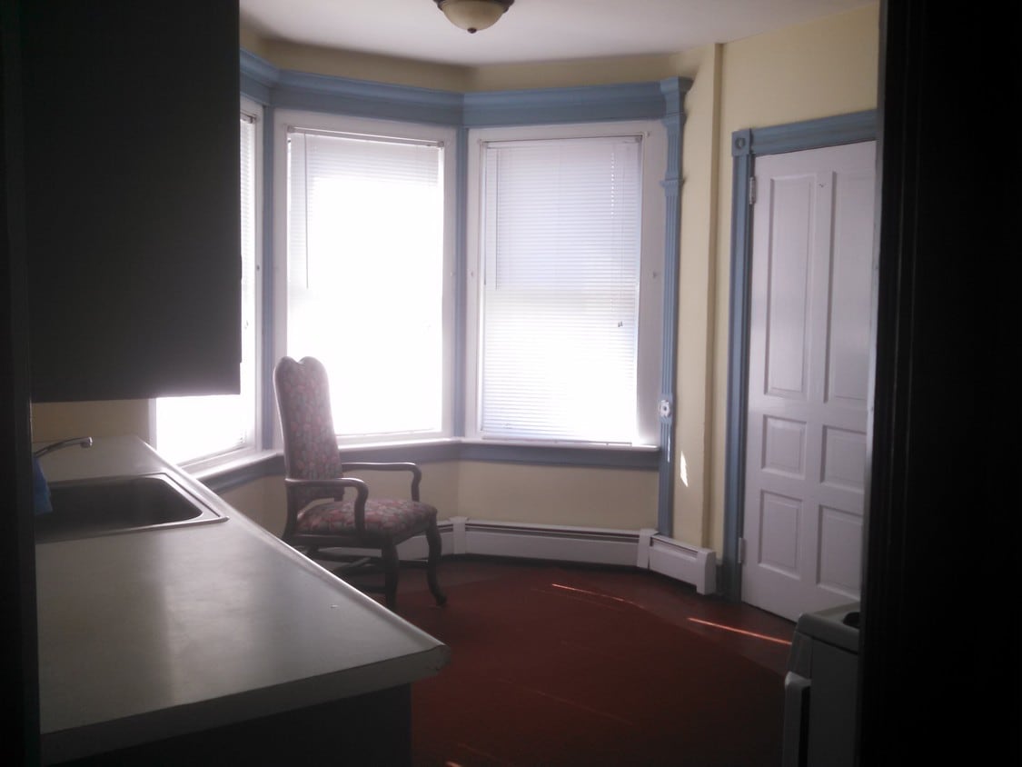 eat-in-kitchen - 209 Monument Ave