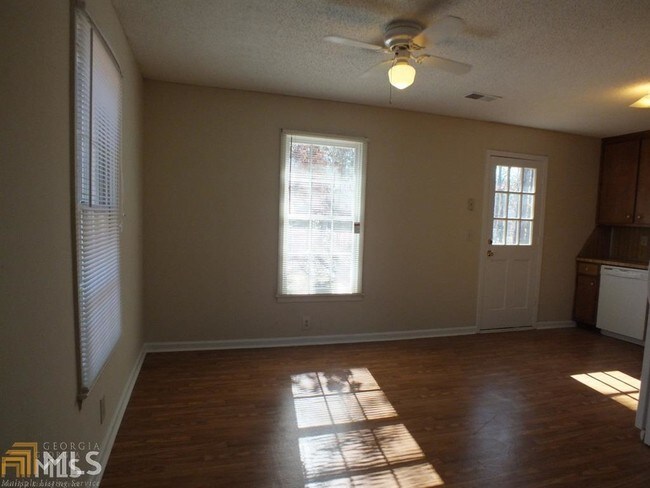 Building Photo - 166 Tall Timber Ct