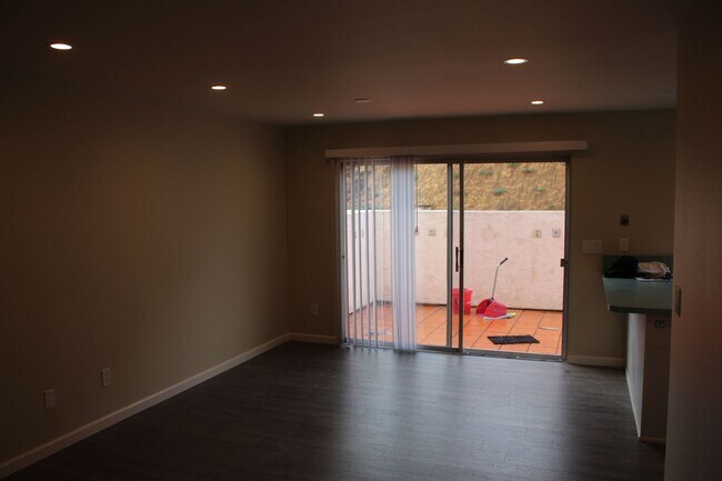 Foto del edificio - Spacious 4-Bed Townhome in the Heart of Cl...