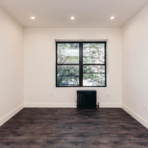 Foto del edificio - 68-51 Fresh Pond Rd