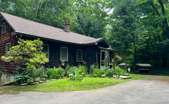 Foto del edificio - 8326A Back Creek Rd