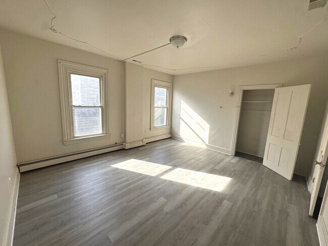 Building Photo - Spacious 3 Bedroom Apartment