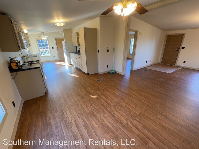 Building Photo - 3 br, 1.5 bath House - 164 W. Bruce Road